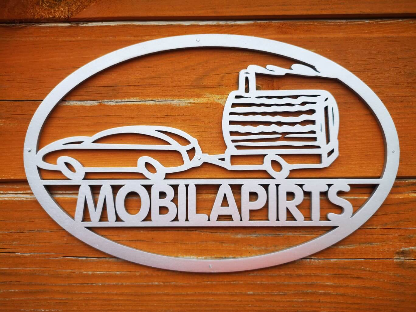 Mobilās pirts logotipa zīme uz koka sienas